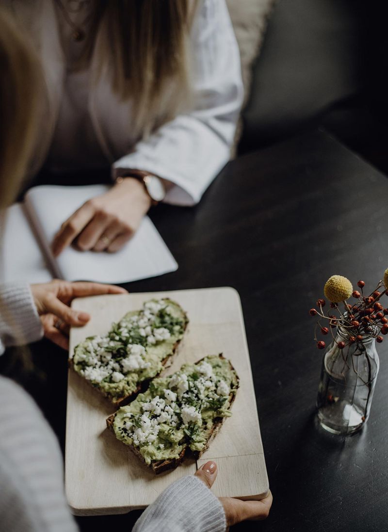 Dr. med. Rieke Hermann am Tisch mit einer Patientin und zwei Avocadobrote.