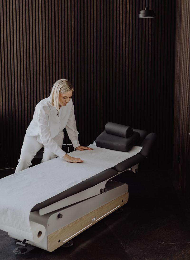 Dr. med. Rieke Hermann - Fachärztin für Frauenheilkunde und Geburtshilfe in ihrem Behandlungszimmer für ganzheitliche Medizin