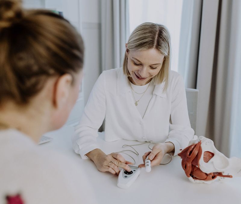 Dr. med. Rieke Hermann im Patientengespräch zum Thema Biofeedback in Frankfurt Westend.